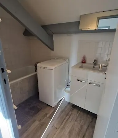 Maisonnette Atypique, Proche Et Commerces *